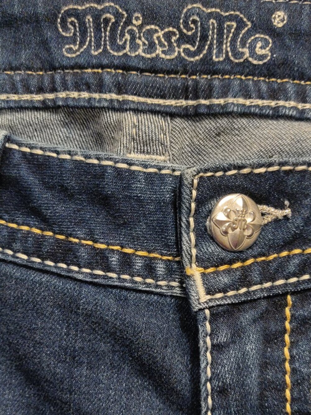 Miss Me Mid Rise Boot Cut Flap Pocket Embellished Jeans Size 32 - Picture 8 of 8
